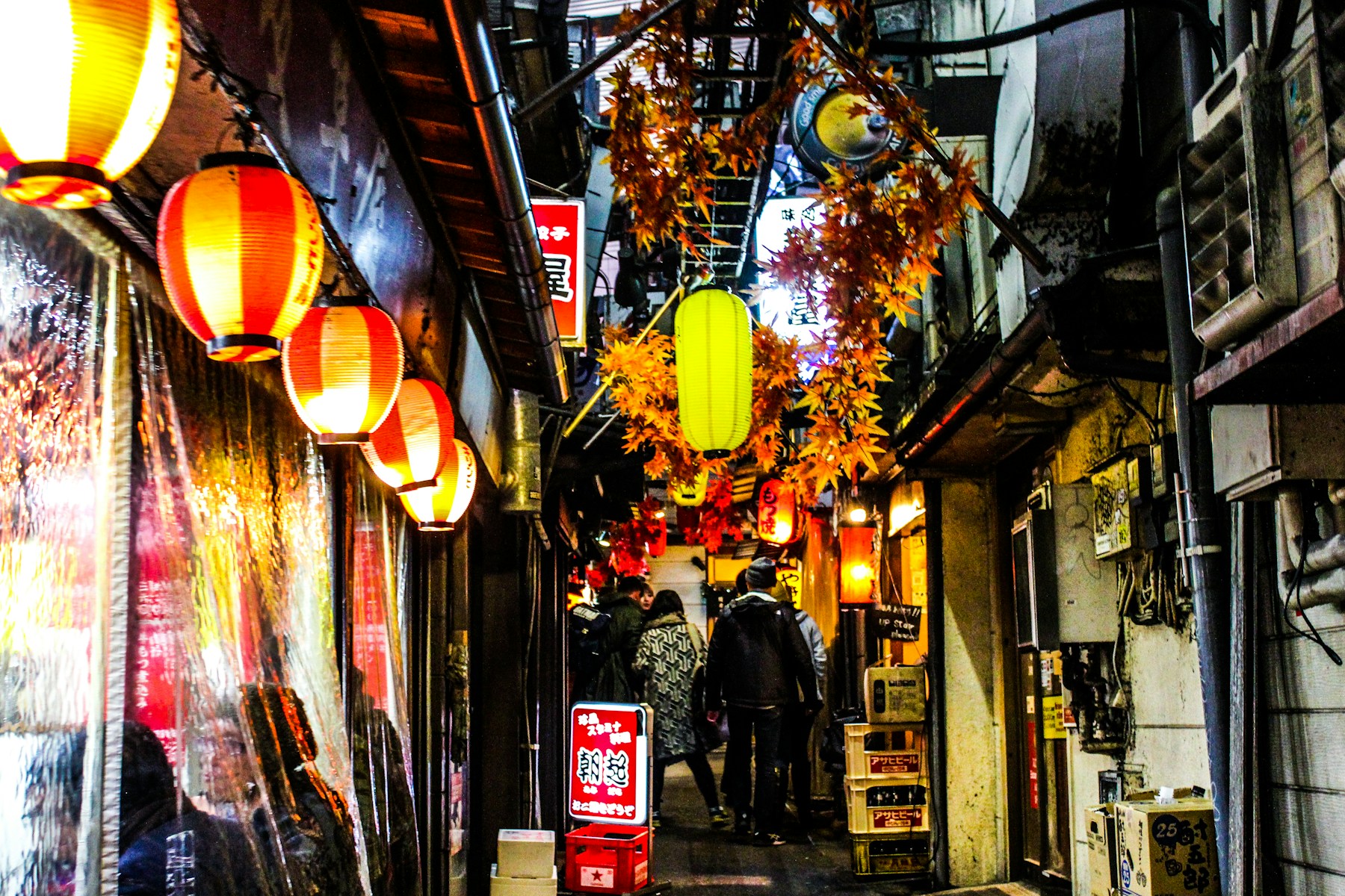 新宿の飲食店が並ぶ横丁